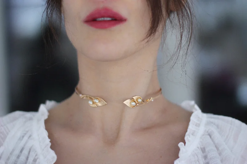 adaptable gold necklace-Calla Lily Floral Choker